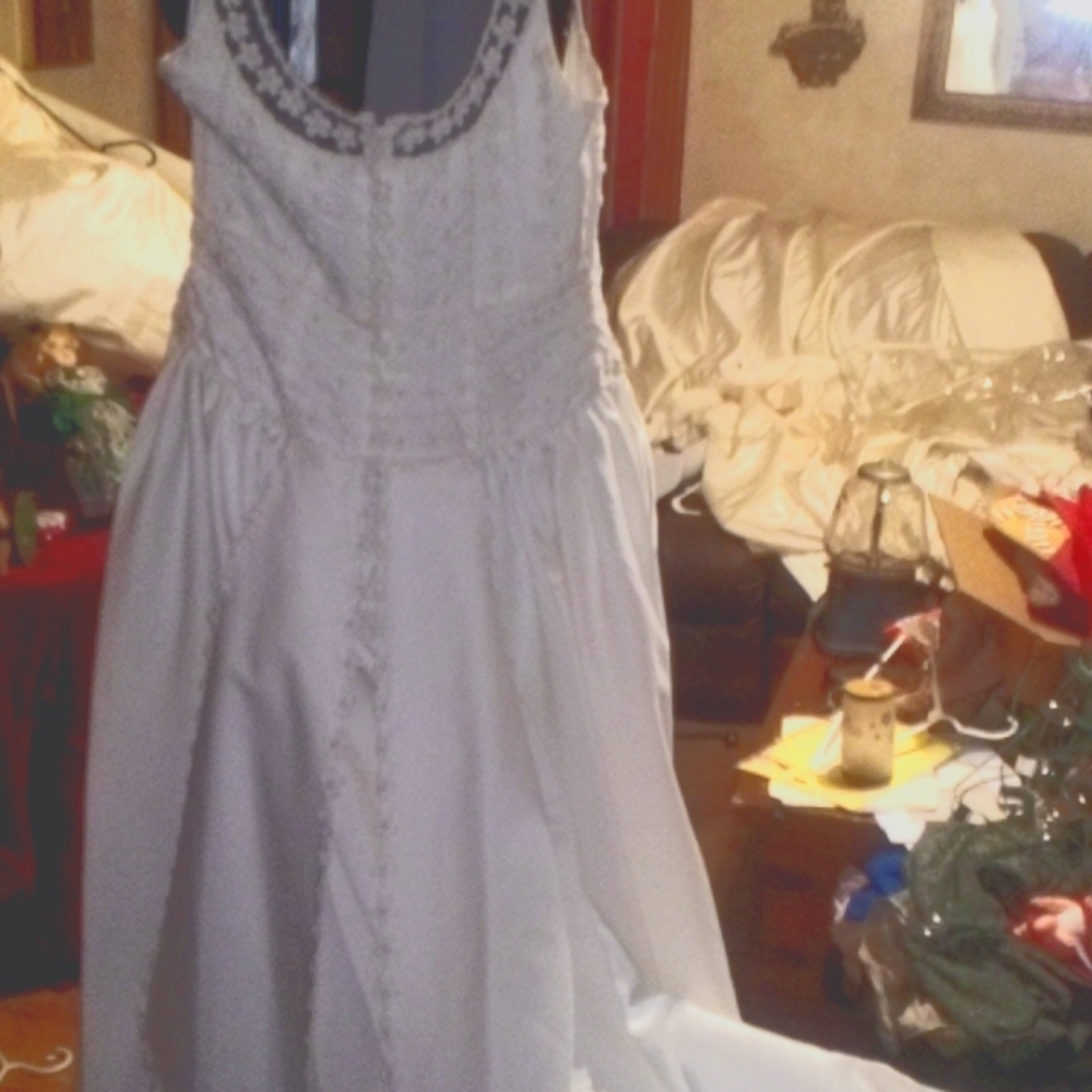 Hand sewn embroidered very elegant in the package elegant wedding dress